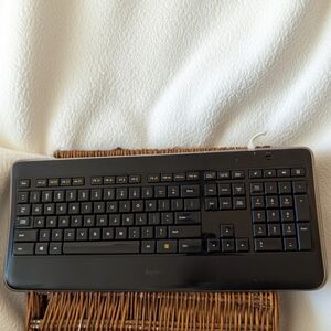 Logitech K800 Black Wireless Keyboard Illuminated Powers On No Dongle Bluetooth